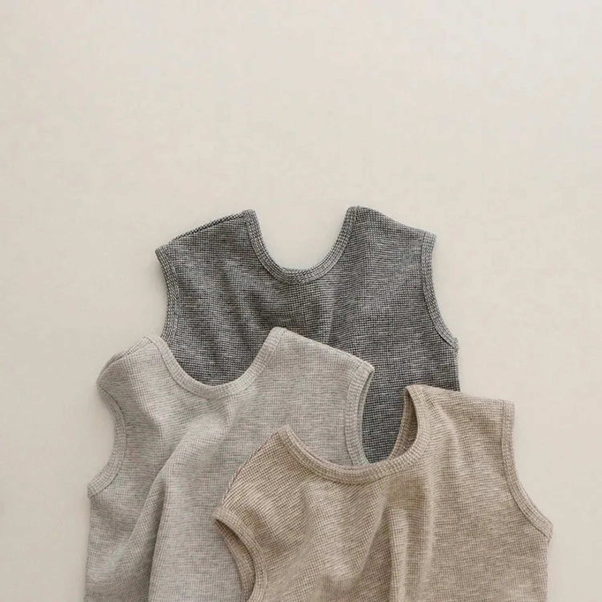 Sleeveless outfit set top detail