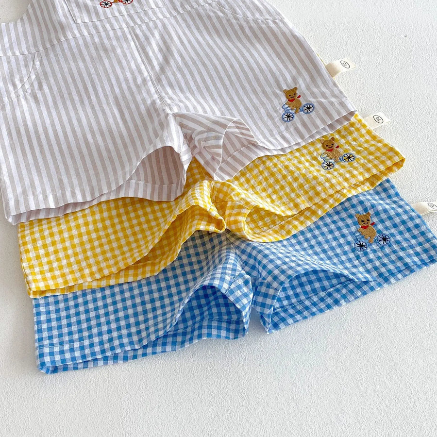 Close view of the short-overall fabric, pockets, and stitching