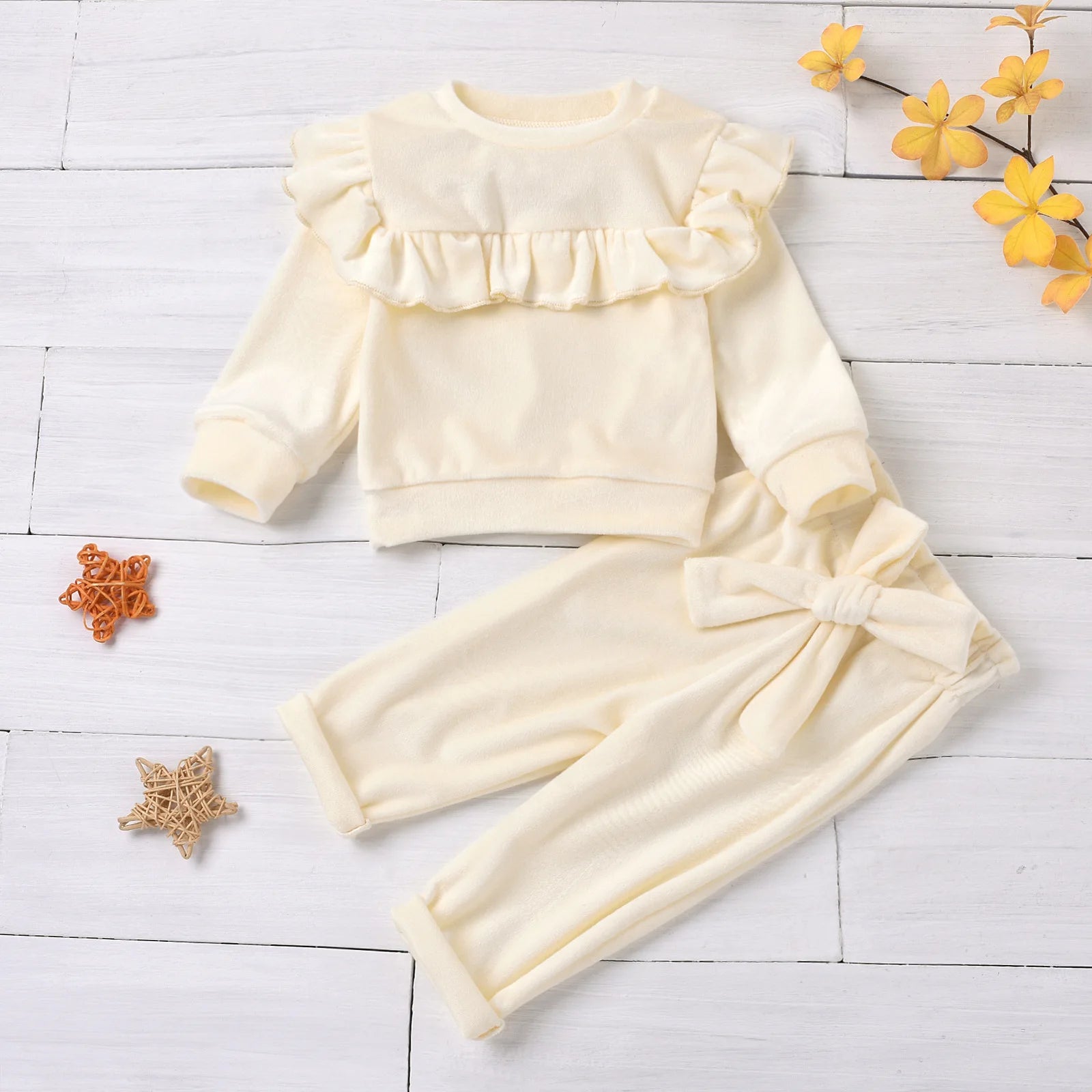 Fall/Winter unisex baby collection, available in white and pink. The pullover T-shirts and sets are soft and comfortable.