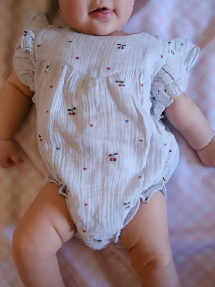 תמונת דוגמנית – אוברול בועות Céleste Cherry